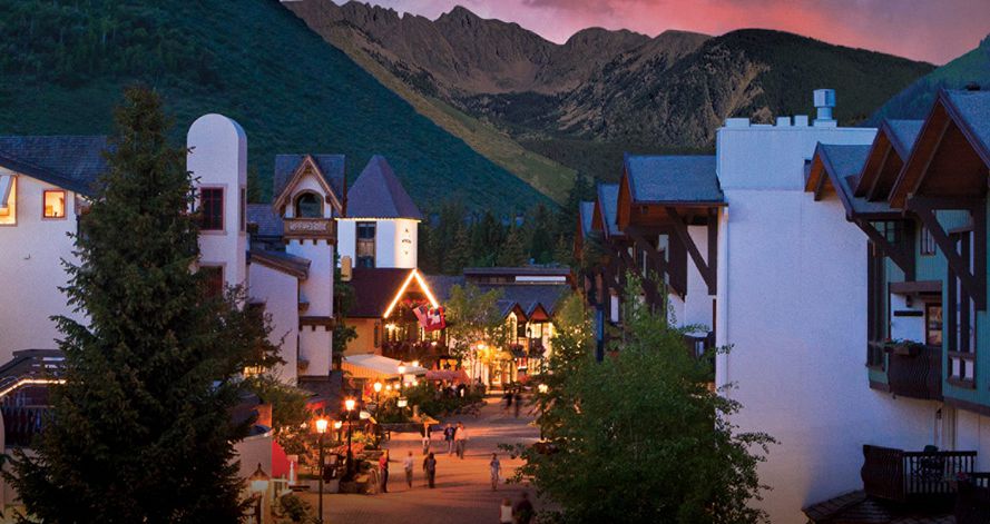 Easy access to Vail Villages restaurants and bars. Photo: Four Seasons Vail - image_1